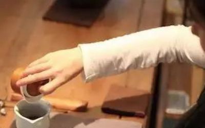 三才蓋碗的正確拿法，三才蓋碗抓碗法圖解