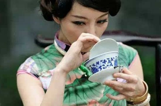 女士喝茶優(yōu)雅姿勢(shì)，女士正確喝茶姿勢(shì)禮儀