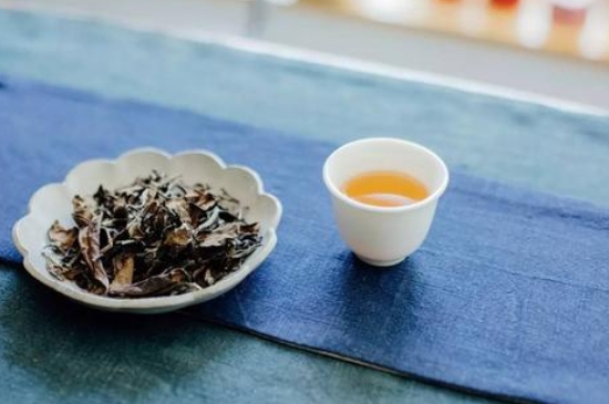 福鼎白茶能長(zhǎng)時(shí)間悶泡嗎，老白茶可以悶著喝嗎？