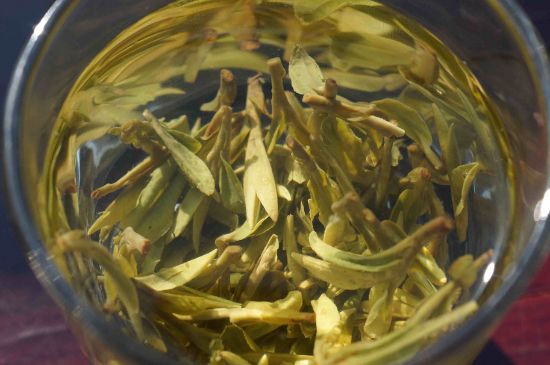 安吉白茶冷藏好還是冷凍好？這個(gè)需要根據(jù)存放時(shí)間來(lái)選擇