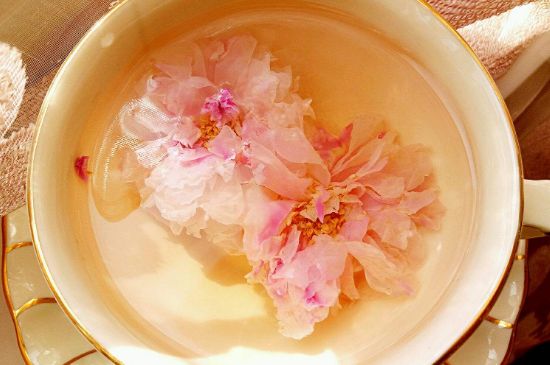 玫瑰花茶的功效與作用，堅(jiān)持喝一個(gè)月玫瑰花茶會(huì)怎樣？