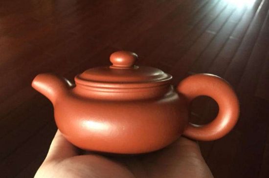 朱泥<a href=http://m.hnlxdf.com/chaju/zisha/ target=_blank class=infotextkey>紫砂壺如何開壺</a>，朱泥壺日常泡茶養(yǎng)護(hù)
