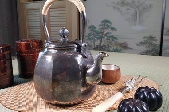 銀壺?zé)笏镉泻谏臇|西，為什么銀壺里有黑點(diǎn)