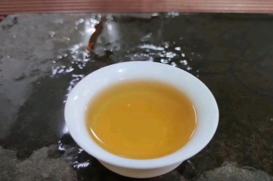 新舊白茶怎么區(qū)分，怎么分辨白茶是新還是舊