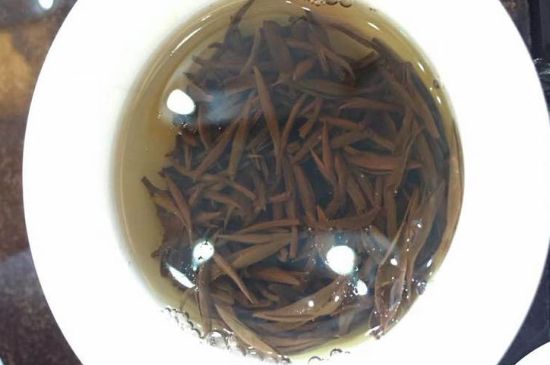 女人喝金駿眉的好處和壞處，女性喝金駿眉可減肥養(yǎng)顏