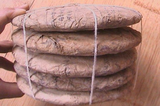 茯磚茶與普洱茶哪個(gè)好，茯茶和普洱茶口味區(qū)別